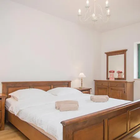 Amazing In With Jacuzzi Holiday home Zagvozd