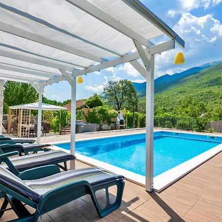 Amazing In With Jacuzzi Holiday home *