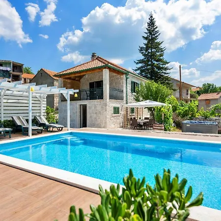 Amazing In With Jacuzzi Holiday home