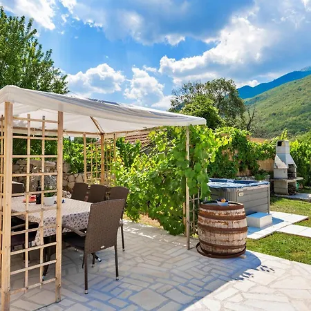 Amazing In With Jacuzzi Holiday home Zagvozd